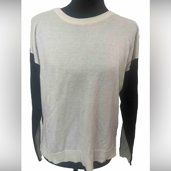 Forever 21 women’s size M black and white color locking crew neck knit sweater - Picture 1 of 4